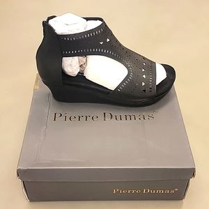 Pierre Dumas sandals size 10M
